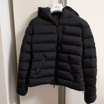 MONCLER 블랙 다운 자켓 후드 부착
