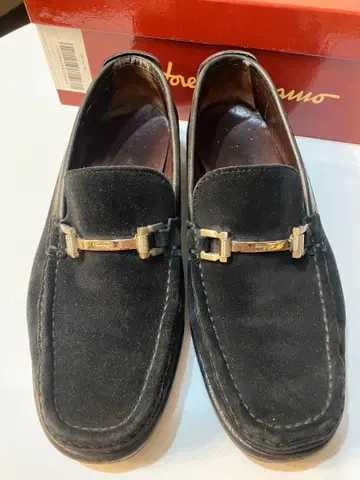 [페라가모] MENS 블랙 스웨이드 로퍼 금속 버클 포함