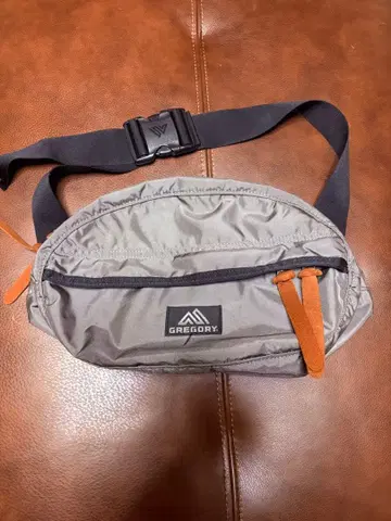GREGORY 바디백 그레이