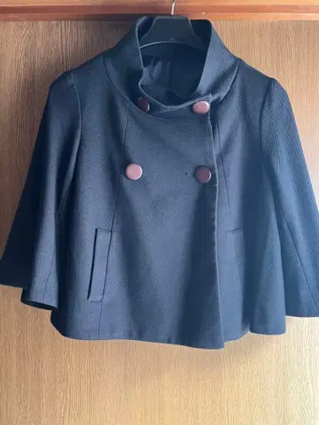 블랙 더블 버튼 케이프 코트