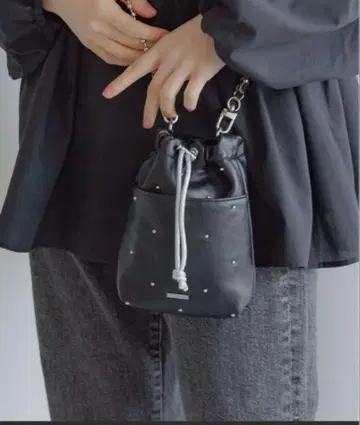 니코앤드 스터드 달린 블랙 숄더백