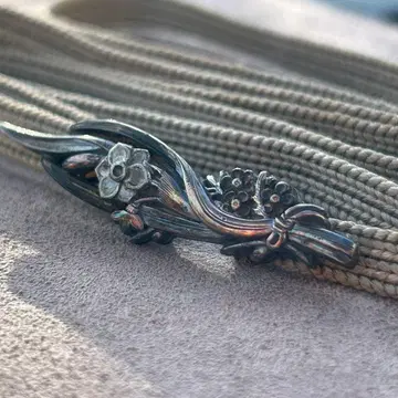 앤티크 은제 수선화와 작은 꽃의 오비 고정 띠 시대 끈 포함