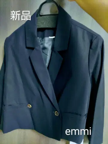 [ 새상품 ] emmi 더블 버튼 숏 자켓