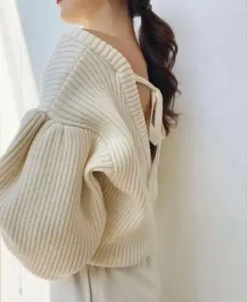 시루무린 V넥 스웨터