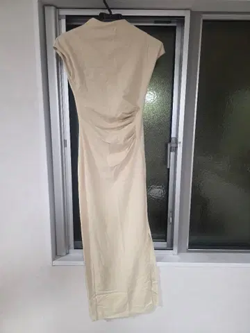 아이보리색 슬리브리스 롱 원피스