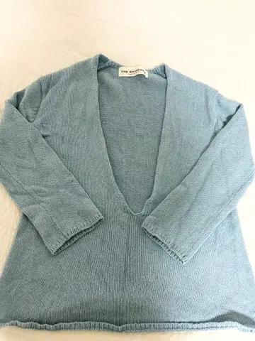 더 신즈네 스카이블루 V넥 스웨터