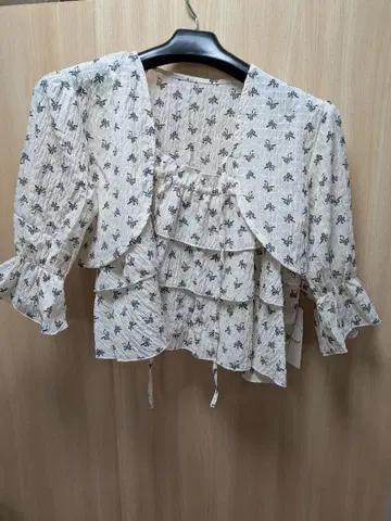 프릴 달린 꽃무늬 오부 소매 블라우스