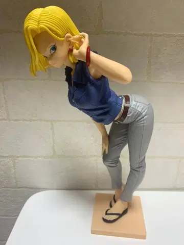 드래곤볼 피규어 앞으로 숙인