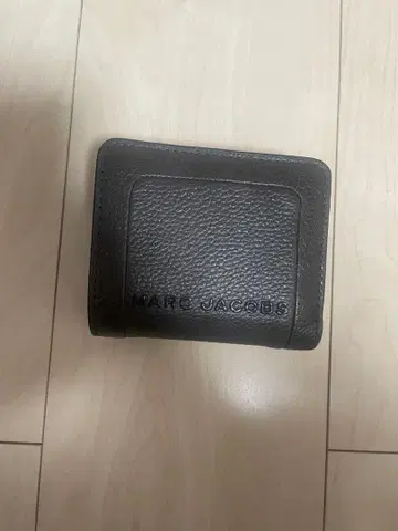 MARC JACOBS 이단 접이식 지갑