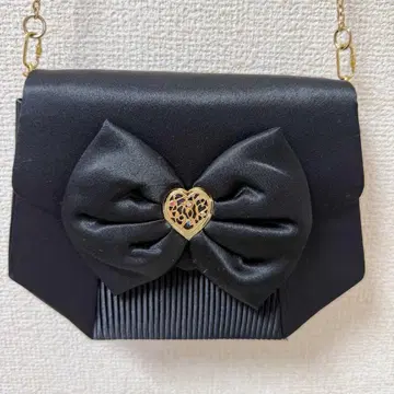 리본 포함 블랙 숄더백