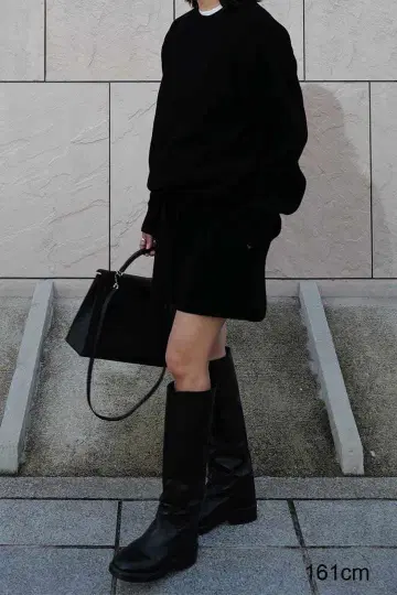 machatt 블랙 오버 사이즈 니트 스웨터와 숏팬츠