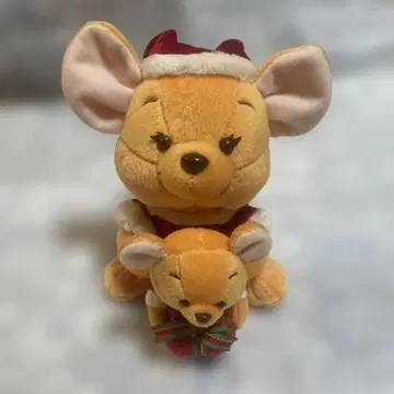 푸우? 곰돌이? 산타 모자를 쓴 봉제 인형