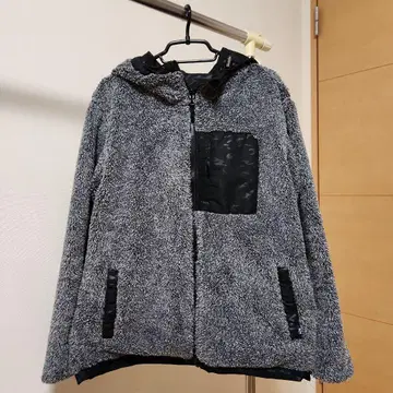 플리스 자켓 그레이와 블랙의 콤비네이션