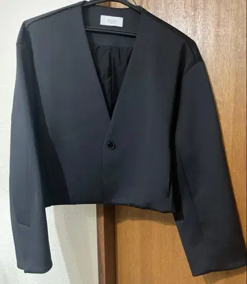 emmi 크롭 노카라 자켓 블랙