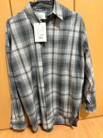 그레이 계열 체크 무늬 긴팔 셔츠