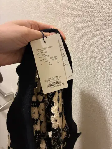 어반 리서치 손뜨개질풍 꽃무늬 모노톤 슬리브리스 베스트