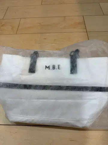 M.B.E. 화이트 토트백