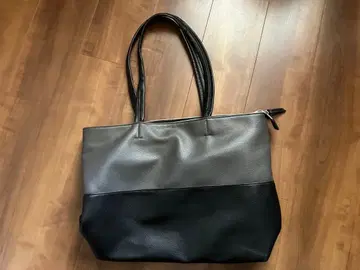 토트백 그레이와 블랙의 콤비네이션