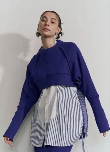 UN3D. 숏 맨투맨 탑