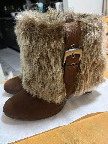 퍼 달린 브라운 부츠