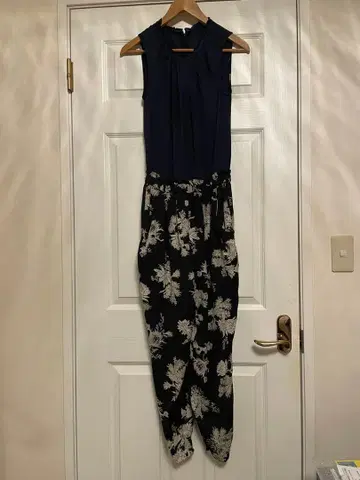 네이비와 블랙 꽃무늬 올인원 아바하우스