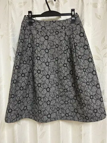 프랑코 페라로 꽃무늬 자수 플레어 스커트