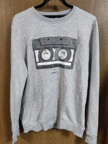 카세트 테이프 프린트 그레이 맨투맨