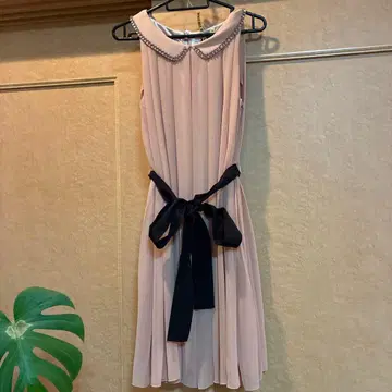 비쥬 장식 옷깃의 살몬 핑크 플리츠 드레스