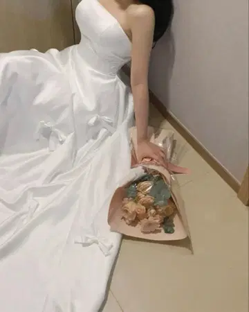 화이트 새틴 웨딩 드레스