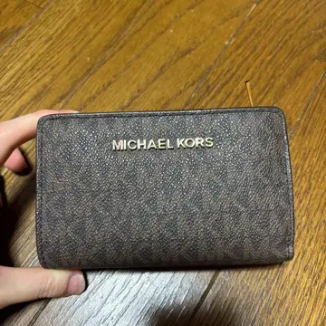 MICHAEL KORS 이단 접이식 지갑 브라운
