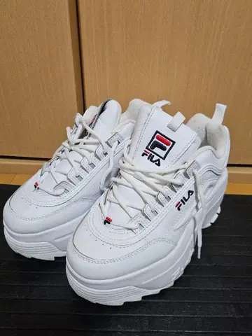 가격 인하했습니다! FILA 통굽 화이트 스니커즈 25cm