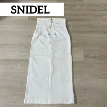 SNIDEL 화이트 레이스업 타이트 스커트