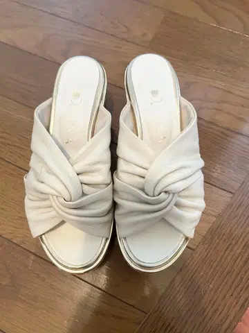 DIANA 화이트 꼬임 디자인 샌들