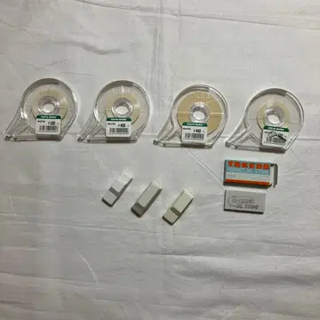 테이프 4개 세트와 모형용 자동차 3대