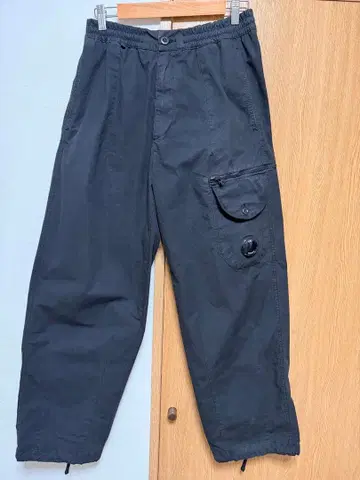 C.P. COMPANY 블랙 카고 팬츠