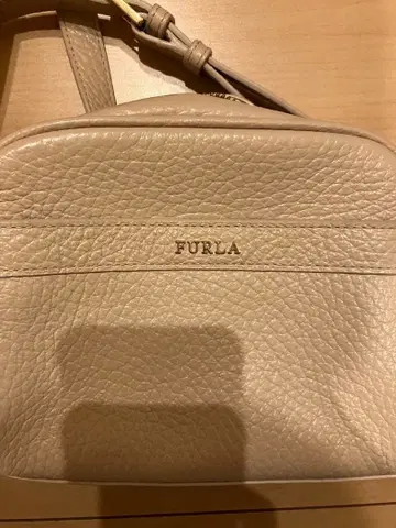 FURLA 베이지 가죽 숄더백 가격 협상 가능