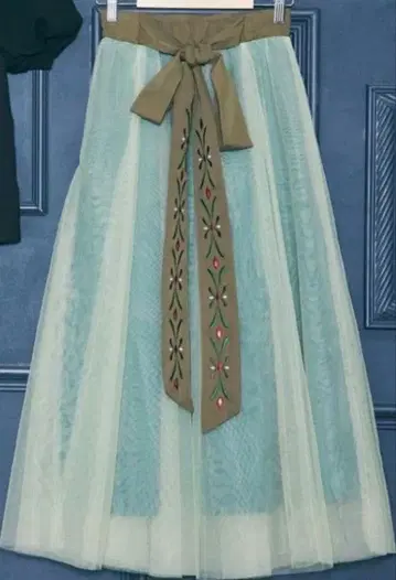 아나 리본 포함 스커트