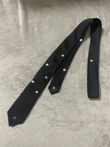 [ GRANCY ] 그랑시 버튼 디자인 넥타이 블랙