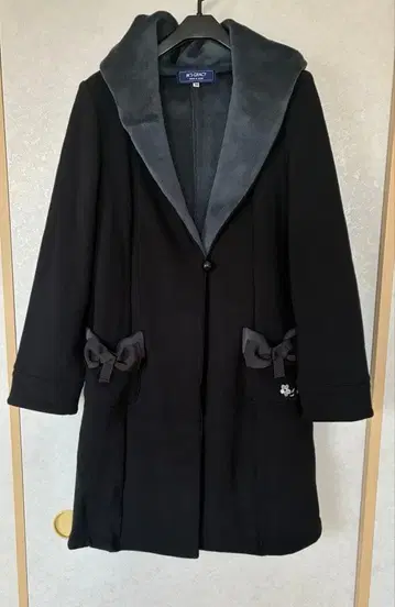 엠즈 그레이시 포켓의 리본과 자수가 큐트한 봄버 히트 코트