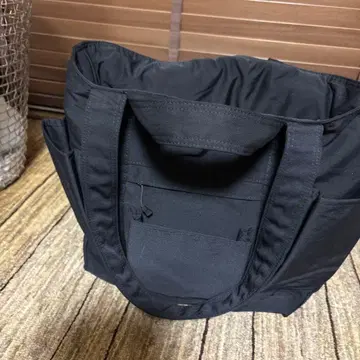 블랙 토트백 외 포켓 부착