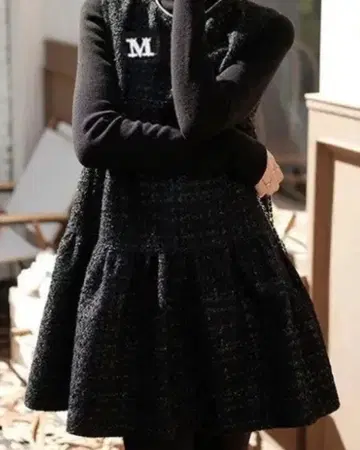 Deux Amour 트위드 슬리브리스 프릴 상의