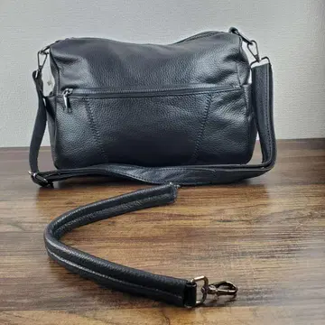복수의 포켓과 2개의 스트랩이 달린, 새로운 천연 가죽 크로스 바디백