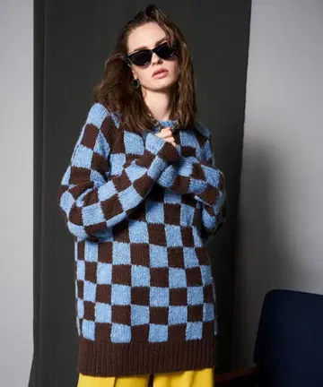 브라운 스카이블루 체크 무늬 니트 스웨터