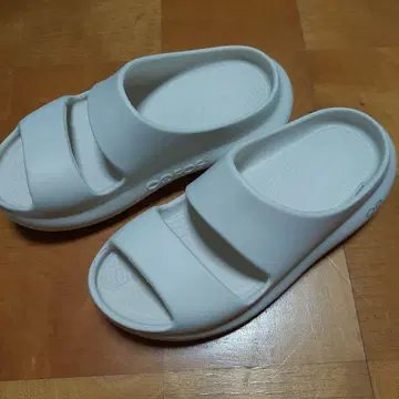 화이트 슬라이드 샌들