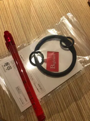 Biggest 로고가 있는 빨간색 펜과 반지 세트