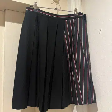 블루 라벨 블랙과 스트라이프 플리츠 스커트 38