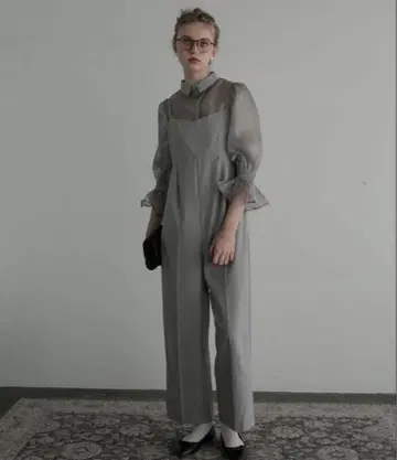 쉬폰 블라우스와 팬츠의 셋업 그레이