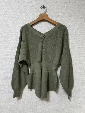 올리브 그린 V넥 니트 F 사이즈