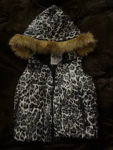 레오파드 무늬 퍼 장식 다운 베스트 Y2K 시크 스타일 그런지