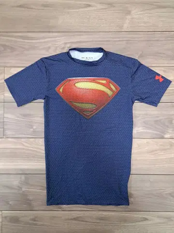 UNDER ARMOR x SUPER MAN 히트 기어 T셔츠